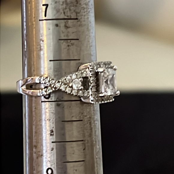 10kt white gold diamond & crystal ring - Picture 7 of 7
